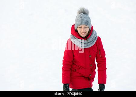 Felice donna di 30 anni sorridente in abiti invernali godendo di stagione fredda. Concetto di umore invernale. Foto Stock