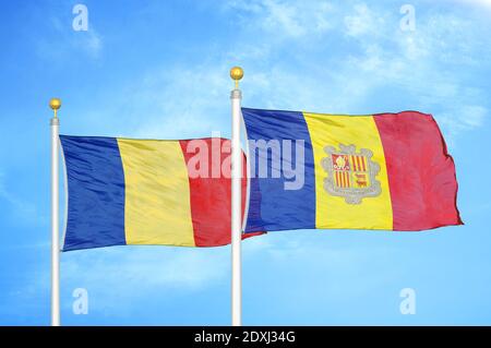 Romania e Andorra due bandiere su flagpoli e cielo blu Foto Stock