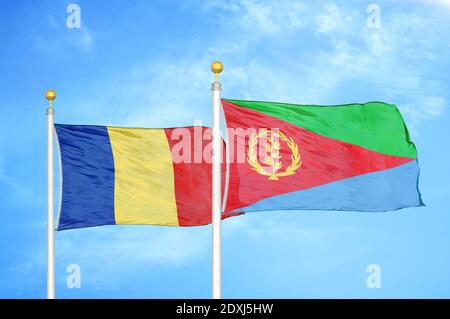 Romania ed Eritrea due bandiere su palchi e cielo blu Foto Stock