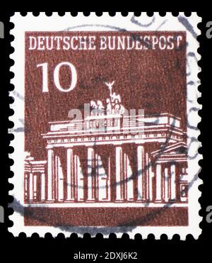 MOSCA, RUSSIA - 23 MARZO 2019: Francobollo stampato in Germania, Repubblica federale mostra porta di Brandeburgo, Berlino, serie, circa 1966 Foto Stock