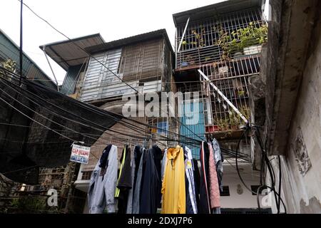 La lavanderia si è appesa ad asciugare sulle linee elettriche ad Hanoi Foto Stock