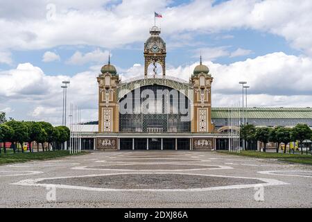 Il Palazzo industriale di Praga, vicino al parco Stromovka, Czechia. Il Palazzo dell'industria presso il centro espositivo di Praga. Foto Stock