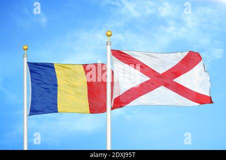 Romania e Irlanda del Nord due bandiere su flagpoli e blu cielo Foto Stock