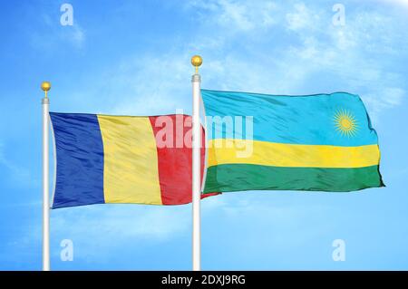 Romania e Ruanda due bandiere su paletti e cielo blu Foto Stock