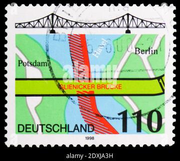 MOSCA, RUSSIA - 23 MARZO 2019: Francobollo stampato in Germania mostra Glienicke Bridge, Berlino, serie, circa 1998