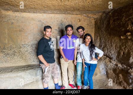 I visitatori che visitano il complesso delle grotte di Kanheri, situato all'interno del Parco Nazionale di Sanjay Gandhi, nella regione di Borivali a Mumbai, in India Foto Stock