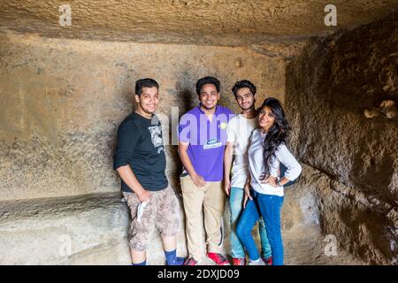 I visitatori che visitano il complesso delle grotte di Kanheri, situato all'interno del Parco Nazionale di Sanjay Gandhi, nella regione di Borivali a Mumbai, in India Foto Stock