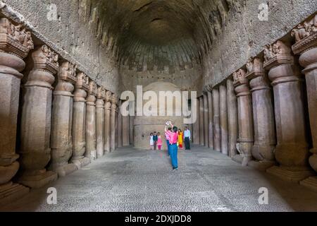 I visitatori che visitano il complesso delle grotte di Kanheri, situato all'interno del Parco Nazionale di Sanjay Gandhi, nella regione di Borivali a Mumbai, in India Foto Stock