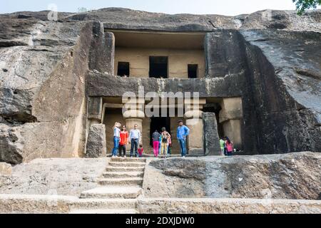 I visitatori che visitano il complesso delle grotte di Kanheri, situato all'interno del Parco Nazionale di Sanjay Gandhi, nella regione di Borivali a Mumbai, in India Foto Stock