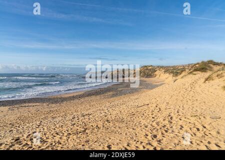 Una spiaggia selvaggia e vuota sulla costa atlantica di Portogallo Foto Stock