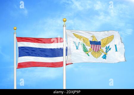 Thailandia e Isole Vergini Stati Uniti due bandiere su flagpoli e cielo blu Foto Stock
