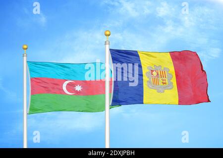 Azerbaigian e Andorra due bandiere su flagpoli e cielo blu Foto Stock