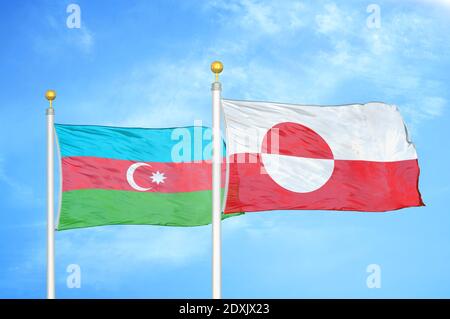 Azerbaigian e Groenlandia due bandiere su pali e cielo blu Foto Stock