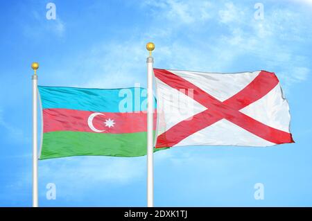 Azerbaigian e Irlanda del Nord due bandiere su flagpoli e blu cielo Foto Stock