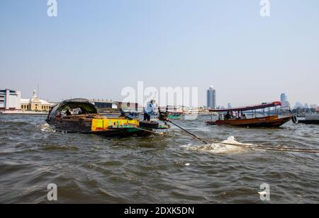 Bangkok Thailandia Sud-est asiatico traffico in barca sul Chao Phraya Fiume Foto Stock