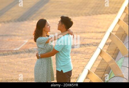 Hong Kong, Cina. 15 luglio 2020. Una coppia gode il loro tempo libero al Victoria Harbour a Hong Kong, Cina del sud, 15 luglio 2020. Credit: WU Xiaochu/Xinhua/Alamy Live News Foto Stock