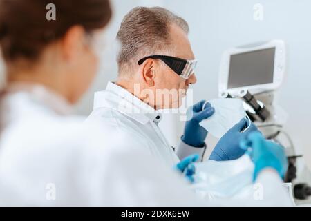 scienziati che indossano una maschera protettiva in un laboratorio medico . Foto Stock