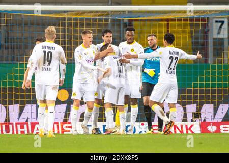 Goal jubilation dei giocatori di Dortmund intorno goalschuetze Mats HUMMELS (DO) dopo l'obiettivo a 1-0 per Borussia Dortmund, calcio, Coppa DFB, 2° turno, Eintracht Braunschweig (Brunswick) (BS) - Borussia Dortmund (DO) 0: 2 il 22 dicembre 2020/Germania Braunschweig. Â | utilizzo in tutto il mondo Foto Stock