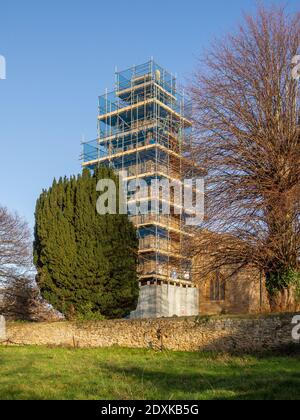 Chiesa parrocchiale della Santa Croce, Milton Malsor, Northamptonshire, UK; torre coperta da impalcature durante lavori di riparazione/restauro Foto Stock