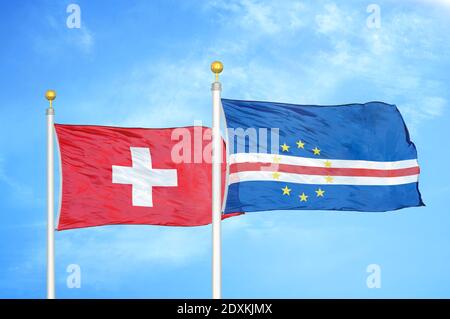 La Svizzera e Capo Cabo Verde due bandiere su flagpoli e. cielo blu Foto Stock