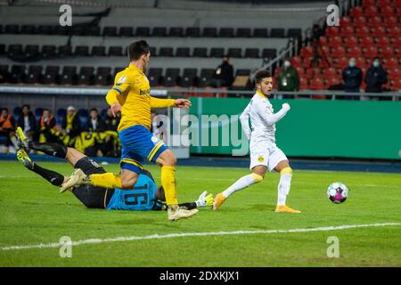 Jadon SANCHO (a destra, DO) spara contro Jannis NIKOLAOU (a sinistra, BS) e Goalwart Jasmin FEJZIC (BS) l'obiettivo a 2-0 per Borussia Dortmund, azione, tiro al traguardo, calcio, Coppa DFB, 2° turno, Eintracht Braunschweig (Brunswick) (0) - Bormig in, 2 dicembre 2020. Â | utilizzo in tutto il mondo Foto Stock