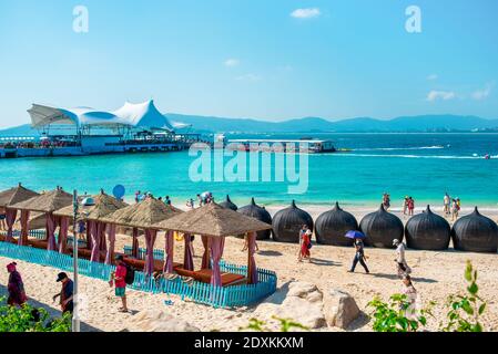 Sanya, Provincia di Hainan, Cina. Panoramica Isola di Wuzhizhou nella Baia di Haitang, Sanya. Isola di Hainan popolare destinazione turistica in Cina. Foto Stock