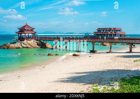 Sanya, Provincia di Hainan, Cina. Vista panoramica del Lover's Bridge sull'isola di Wuzhizhou. Sanya City Chinese Resort per le vacanze estive. Foto Stock