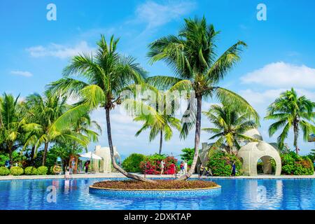 Sanya, Provincia di Hainan, Cina. Splendida vista sulla piscina e sulle splendide palme dell'isola tropicale di Wuzhizhou. Foto Stock