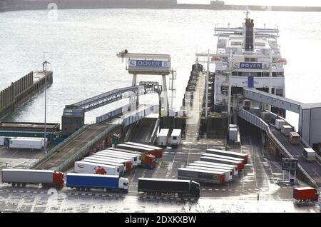 I camion merci si accodano a bordo di un traghetto al porto di dover, Kent, dove migliaia di persone aspettano di riprendere il loro viaggio attraverso la Manica dopo la riapertura dei confini con la Francia. I ritardi continuano, in quanto i viaggiatori devono essere in grado di dimostrare un risultato negativo del test effettuato nelle ultime 72 ore per poter attraversare la Francia. Foto Stock