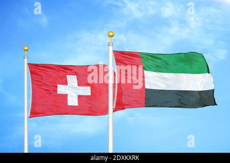 La Svizzera e gli Emirati Arabi Uniti due bandiere sui flagpoli e. cielo blu Foto Stock