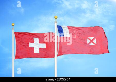 Svizzera e Wallis e Futuna due bandiere su flagpoli e. cielo blu Foto Stock