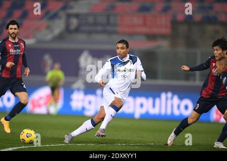 Roberto Soriano (Bologna)Luis Fernando Muriel Fruto (Atalanta)Takehiro Tomiyasu (Bologna)Danilo Langeria (Bologna) Durante la gara italiana Serie A' tra Bologna 2-2 Atalanta allo stadio Renato Dall' Ara il 23 dicembre 2020 a Bologna. (Foto di Maurizio Borsari/AFLO) Foto Stock