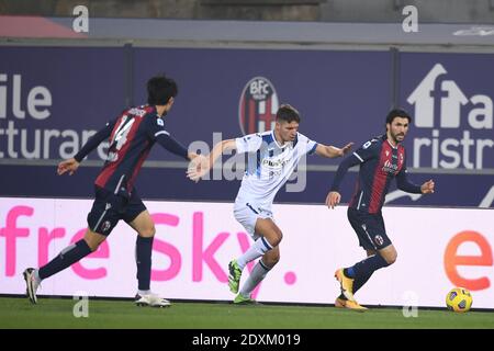 Takehiro Tomiyasu (Bologna)Berat Ridvan Djimsiti (Atalanta)Roberto Soriano (Bologna) Durante la gara italiana Serie A' tra Bologna 2-2 Atalanta allo stadio Renato Dall' Ara il 23 dicembre 2020 a Bologna. (Foto di Maurizio Borsari/AFLO) Foto Stock