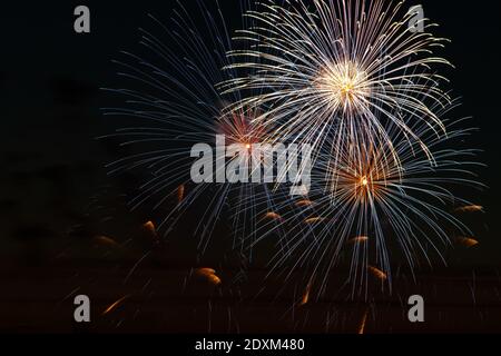 Fuochi d'artificio multicolore in una notte di festa. Il bel colore lampeggia nel cielo scuro per una vacanza. Foto Stock