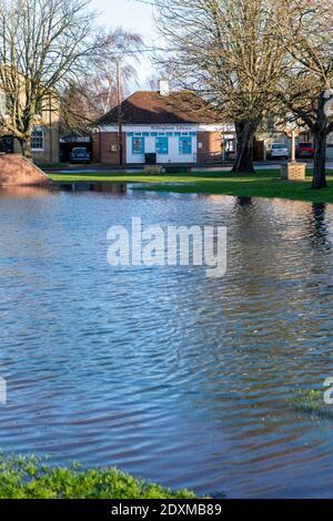 Willingham Cambridgeshire, Regno Unito. 24 Dic 2020. Molte zone del villaggio sono sommerse oggi dopo pioggia pesante e persistente ieri. Le inondazioni hanno colpito le zone di bassa statura e i sistemi di drenaggio non sono riusciti a far fronte al grande volume di acqua. Credit: Julian Eales/Alamy Live News Foto Stock