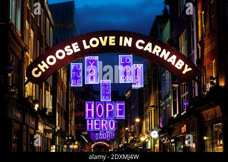 2020 Carnaby Street luci di Natale Foto Stock