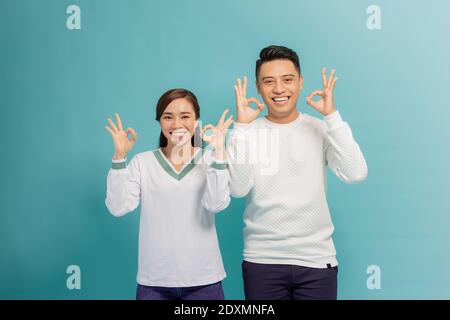 Felice coppia asiatica amore eccitato sorridendo con ok gesto mano Foto Stock