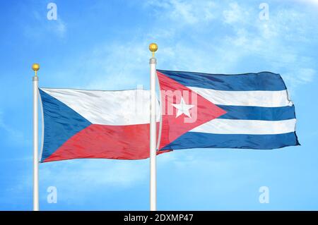 Ceco e Cuba due bandiere su paletti e blu nuvoloso cielo Foto Stock