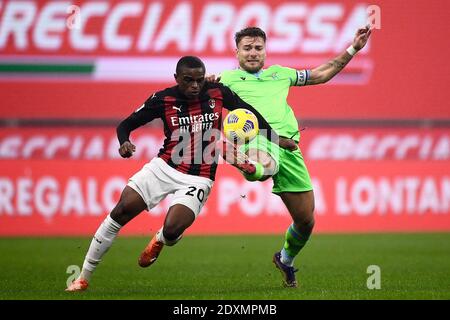 Milano, Italia. 23 dicembre 2020. MILANO, ITALIA - 23 dicembre 2020: Ciro immobile (R) della SS Lazio compete per la palla con Pierre Kalulu dell'AC Milan durante la Serie A Football Match tra AC Milano e SS Lazio. AC Milano ha vinto 3-2 sulle SS Lazio. (Foto di Nicolò campo/Sipa USA) Credit: Sipa USA/Alamy Live News Foto Stock