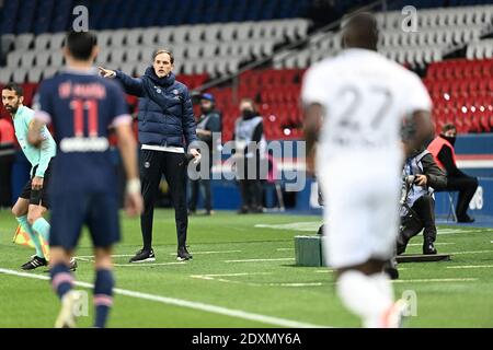 File photo - Thomas Tuchel, allenatore di Parigi Saint Germain osserva i suoi giocatori durante la Ligue 1 match tra Paris Saint Germain e Stade Rennais al Parc des Princes di Parigi, FRANCIA, il 7 novembre 2020. - l'allenatore del club parigino PSG Thomas Tuchel è stato saccheggiato questo Giovedi, 24 dicembre. Il contratto del pullman parigino doveva concludersi in sei mesi nel giugno 2021. Foto di David Niviere/ABACAPRESS/Alamy Live News Foto Stock