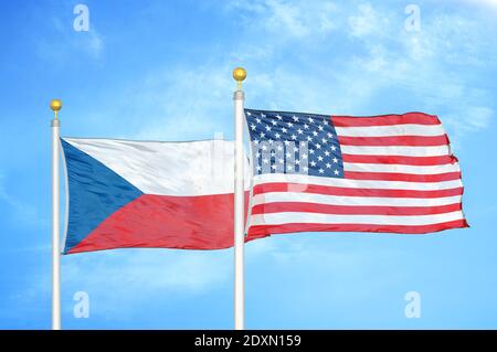 Ceca e Stati Uniti due bandiere su flagpoli e blu cielo nuvoloso Foto Stock