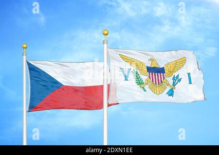 Isole Ceche e Virgin Stati Uniti due bandiere su flagpoli Foto Stock