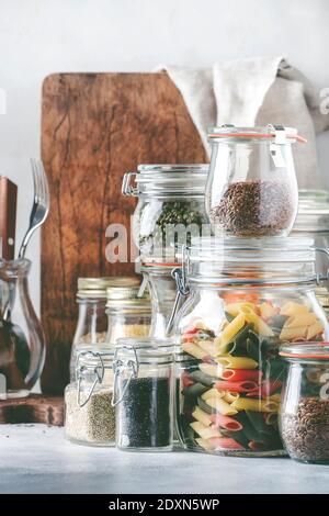 Stock o serie di cereali, pasta, semole, legumi biologici e semi utili in vasi di vetro. Fonte vegana di proteine e risorse energetiche. Sano vegetar Foto Stock