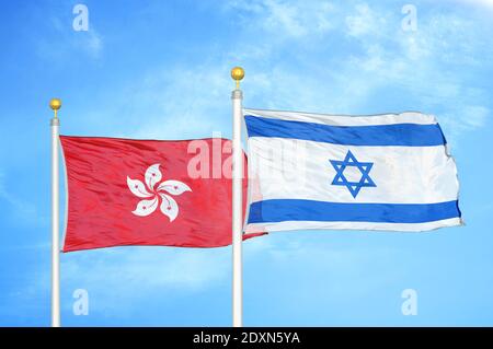 Hong Kong e Israele due bandiere su flagpoli e blu cielo nuvoloso Foto Stock