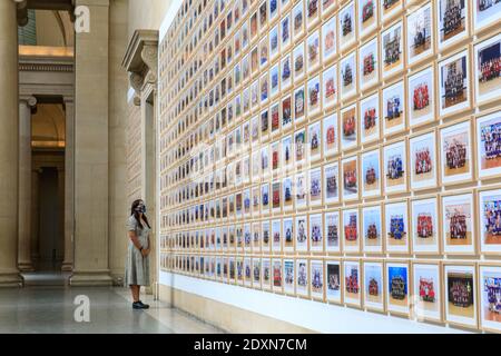 Londra, Regno Unito, 24 luglio 2020. Un assistente guarda le immagini della mostra Steve McQueen "Year 3, A Portrait of London". Foto Stock