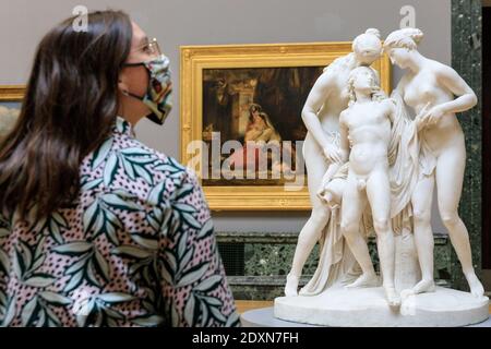 Londra, Regno Unito. 24 luglio 2020. Un assistente guarda una scultura in marmo nella Galleria Pre Raphaelites. Tate Britain si riapre dopo il bloccaggio a molla Foto Stock