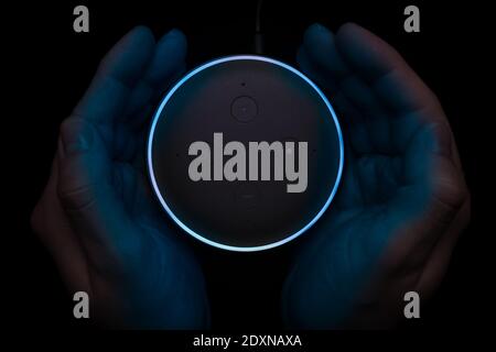 Londra, Regno Unito - Dicembre 19 2020: Un altoparlante intelligente illuminato Amazon Echo Dot con assistente vocale Alexa integrato. Foto Stock