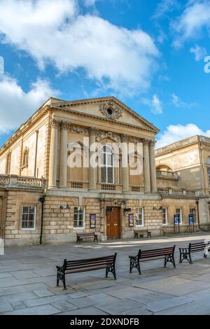 L'esterno del complesso delle Terme Romane, nel centro della città di Bath, Somerset, Inghilterra Foto Stock