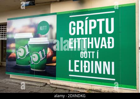 Cartello pubblicitario della stazione di servizio islandese per il negozio di articoli comodi Una stazione di benzina ' afferrare qualcosa di buono sul Via" (Gripptu Eitthvad Gott i Foto Stock