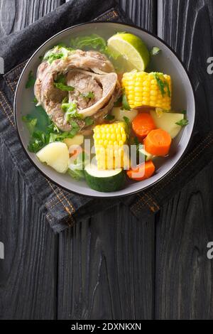 Caldo de res è una tradizionale zuppa messicana di manzo fatta con pezzi di manzo e verdure closeup nel piatto sul tavolo. Vista dall'alto verticale Foto Stock